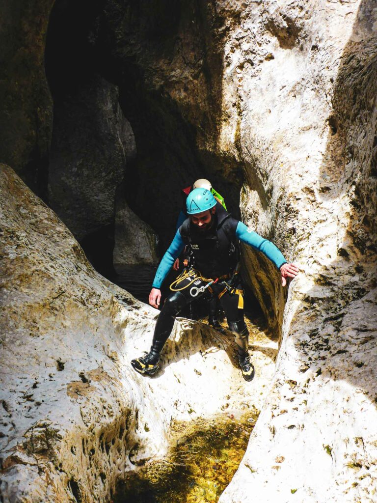 Franchissement d'obstacle sur le parcours canyoning de Pissevieille dans les gorges de l'Ardèche avec Nature Canyon Ardèche